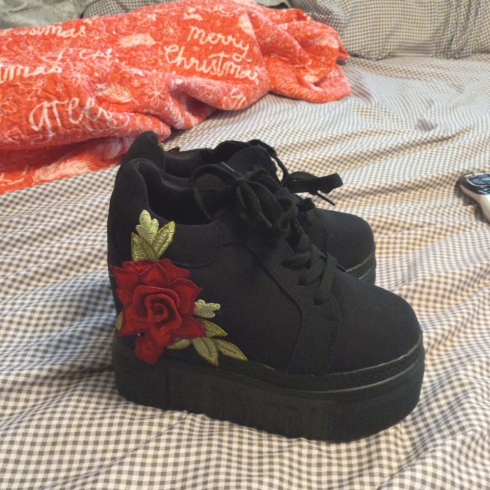 Flowers wedge shoes